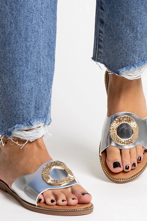 Silberne Flip-Flops mit dekorativer... Silberne Flip-Flops mit dekorativer...