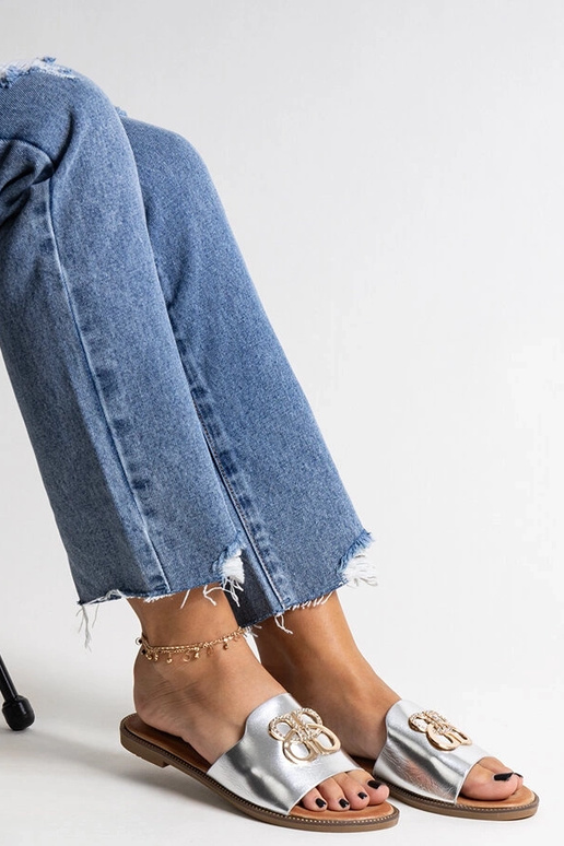 Sølvflip-flops med dekorativt spænde...