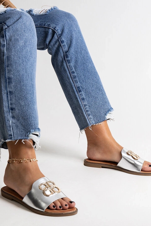 Sølvflip-flops med dekorativt spænde...