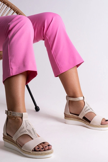 Beige sandaler med lav kile... 2