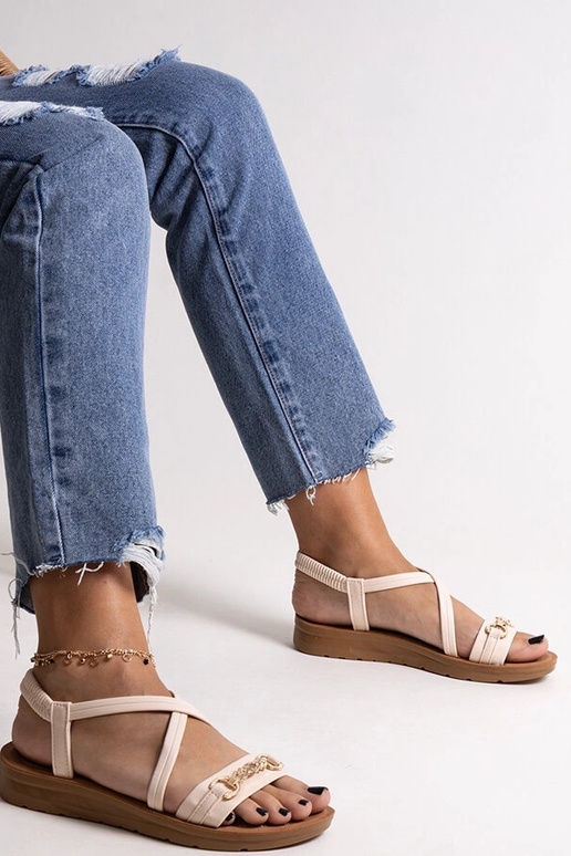 Beige Sandalen mit goldener Schnalle... Beige Sandalen mit goldener Schnalle...