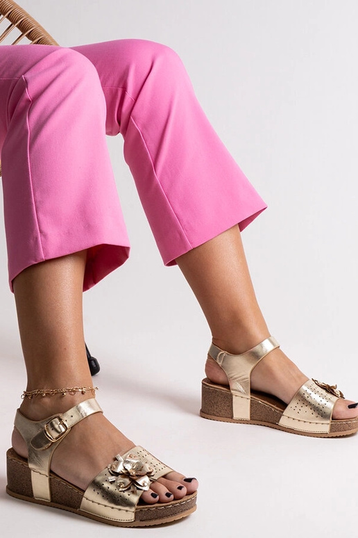 Goldene Keilsandalen mit Kifah-Blume Goldene Keilsandalen mit Kifah-Blume