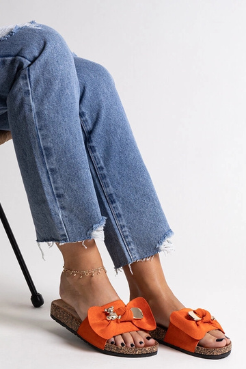 Orange flip-flops med sløjfe og en bamse Segan 2