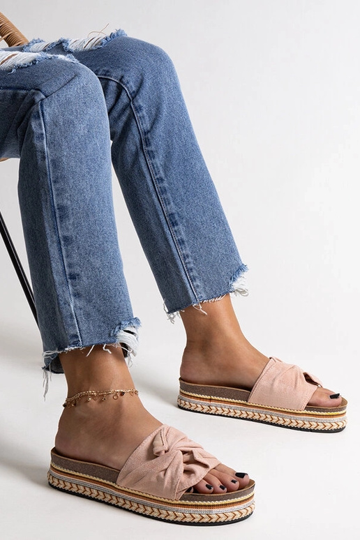 Chunky pink flip-flops med dekorative... Chunky pink flip-flops med dekorative...