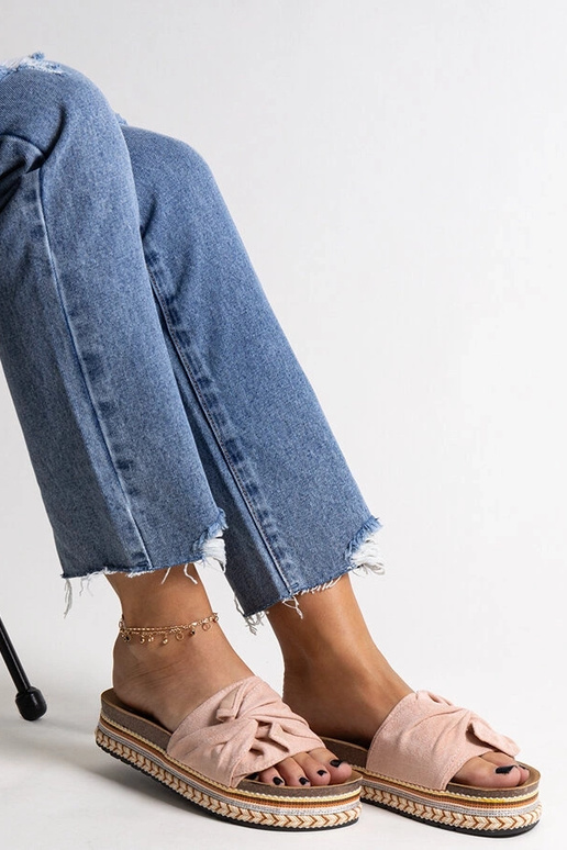 Chunky pink flip-flops med dekorative... Chunky pink flip-flops med dekorative...