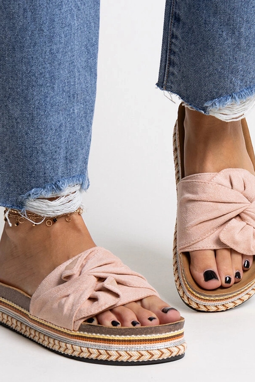 Klobige rosa Flip-Flops mit... Klobige rosa Flip-Flops mit...