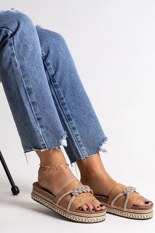 Braune Flip-Flops verziert mit... Braune Flip-Flops verziert mit...