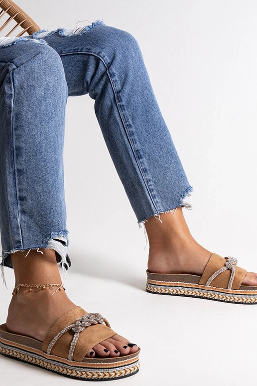 Brune flip-flops dekoreret med... Brune flip-flops dekoreret med...