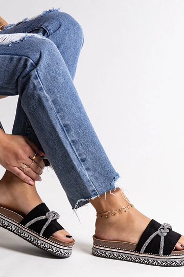 Sorte flip-flops dekoreret med kamilianske zirkoner