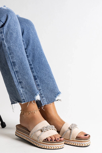 Beige flip-flops dekoreret med kamilianske zirkoner