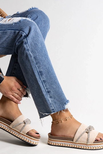 Beige flip-flops dekoreret med kamilianske zirkoner 2