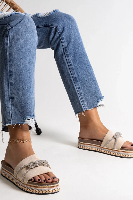 Beige flip-flops dekoreret med... Beige flip-flops dekoreret med...