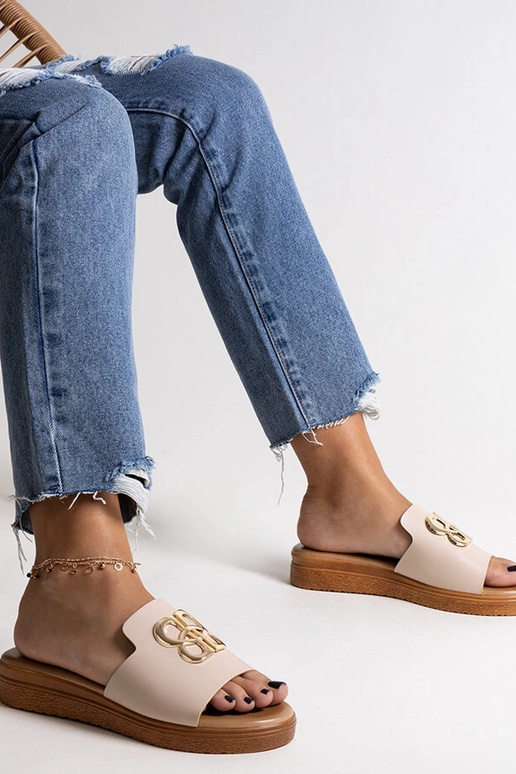 Beige flip-flops med dekorativt... Beige flip-flops med dekorativt...