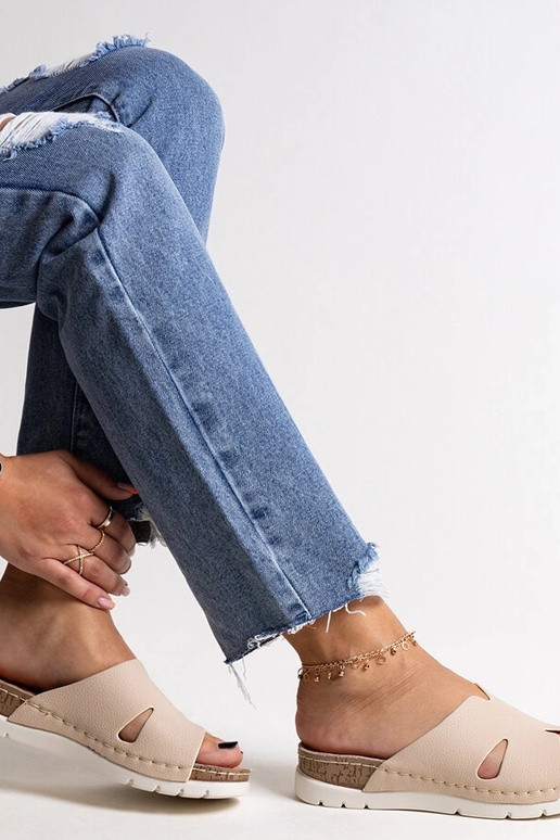 Tongs beiges avec semelle intérieure...