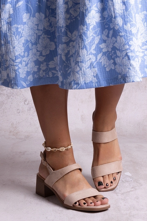 Beige sandalen op een blokhak Yakota Beige sandalen op een blokhak Yakota