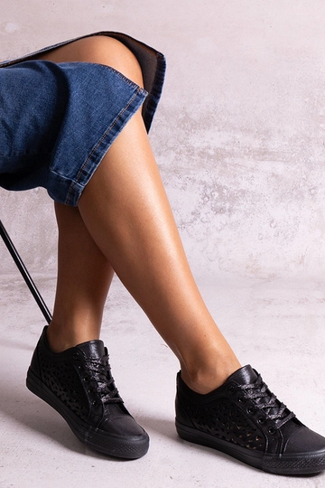 Schwarze Safune-Sneakers mit Lochmuster 2