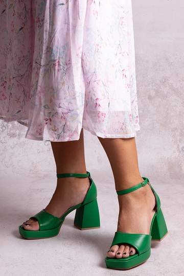 Groene sandalen met blokhak...