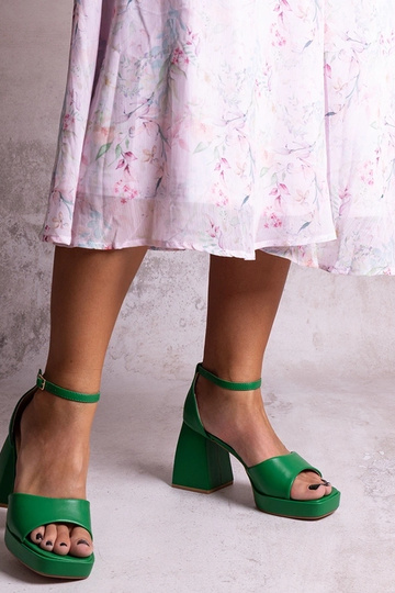 Groene sandalen met blokhak... 2