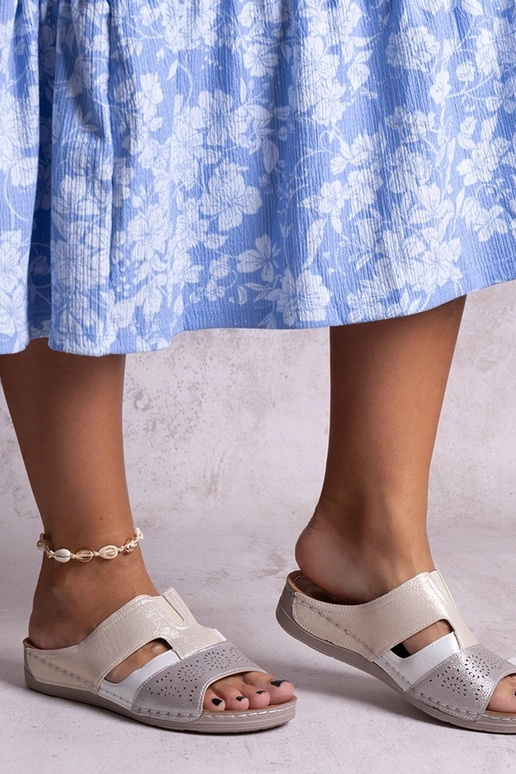 Beige glänzende Flip-Flops Saminar