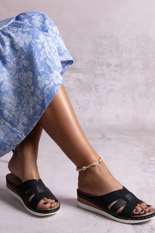 Tongs noires légères à talon bas de... Tongs noires légères à talon bas de...