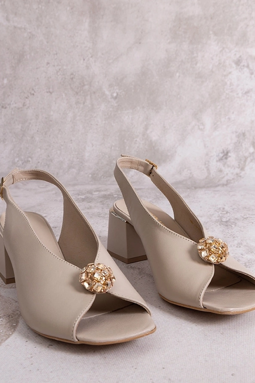 Beige Leder-Sandalen mit Blockabsatz... Beige Leder-Sandalen mit Blockabsatz...