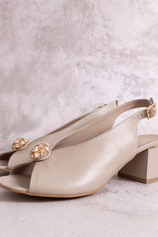 Beige Leder-Sandalen mit Blockabsatz... Beige Leder-Sandalen mit Blockabsatz...