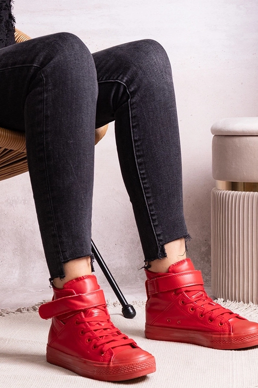 Rode hoge sneakers van kunstleer... Rode hoge sneakers van kunstleer...