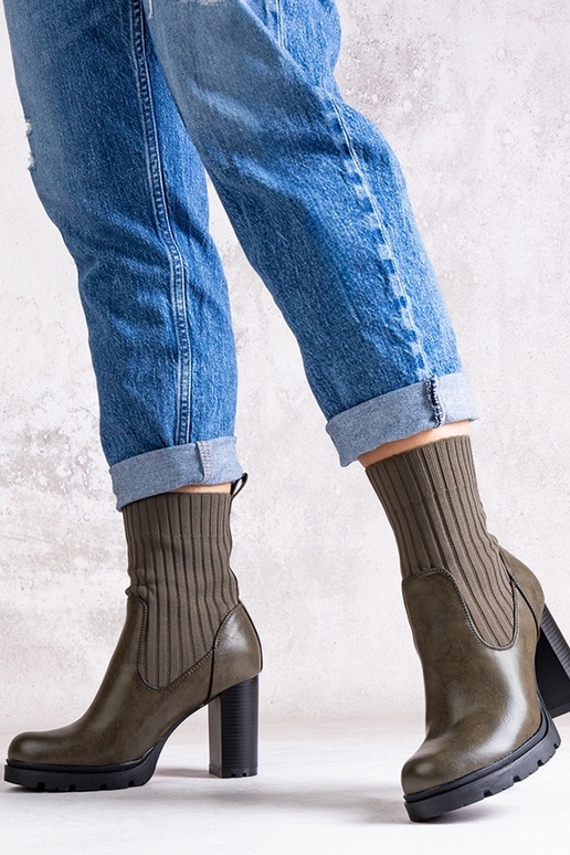 Grüne Stiefeletten mit Blockabsatz...