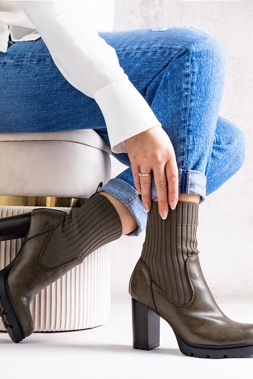 Grüne Stiefeletten mit Blockabsatz...