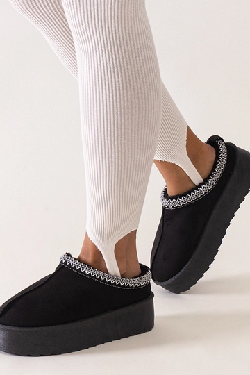 Sorte hjemmesko dekoreret...