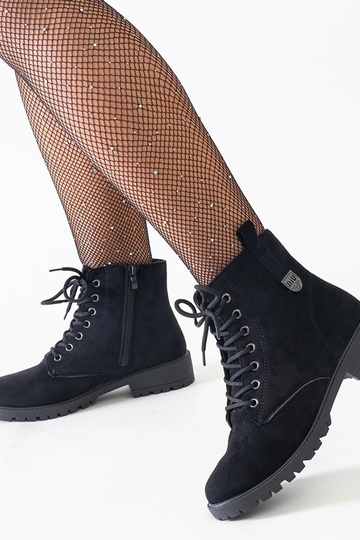 Schwarze Arbeitsstiefel aus Kunstwildleder auf Madana Plattform 2
