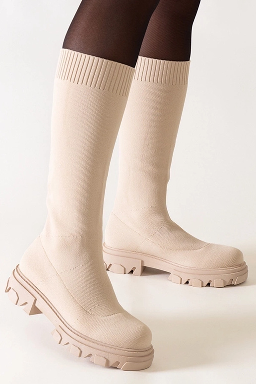 Bottes beiges en matériau sur... Bottes beiges en matériau sur...