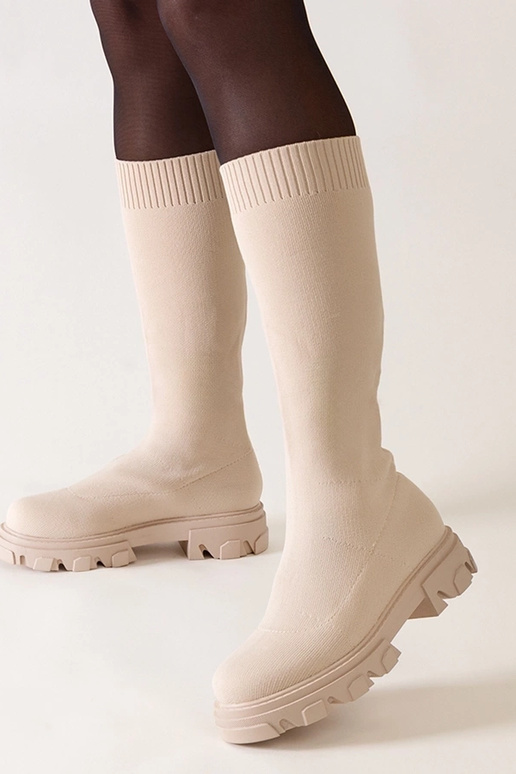 Bottes beiges en matériau sur... Bottes beiges en matériau sur...