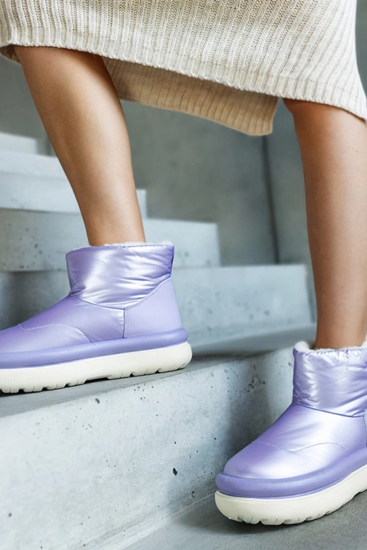 Bottes de neige chaudes violettes sur...