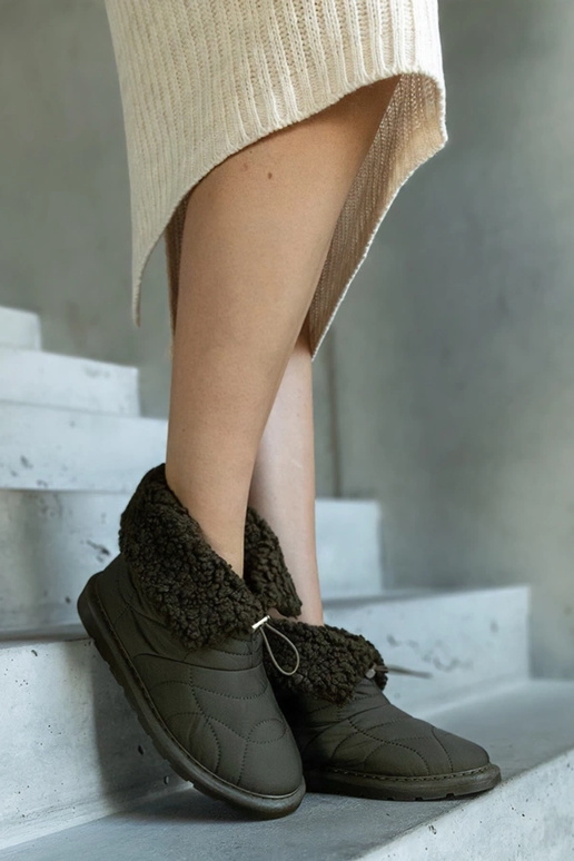 Grüne isolierte Schneestiefel mit...