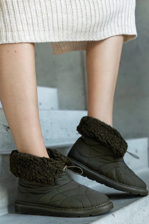 Grüne isolierte Schneestiefel mit...