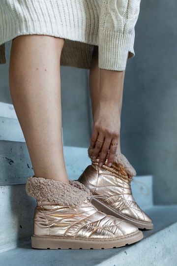 Bottes de neige isolées...