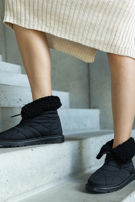 Schwarze isolierte Schneestiefel mit...