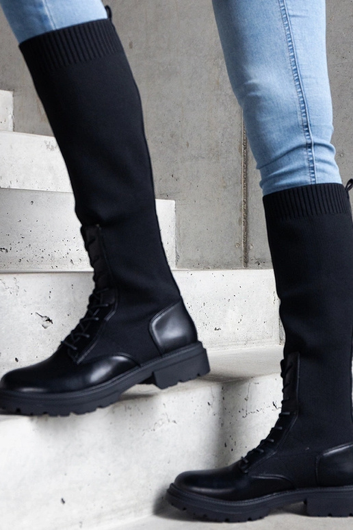 Schwarze Schlupfstiefel mit flexiblem... Schwarze Schlupfstiefel mit flexiblem...