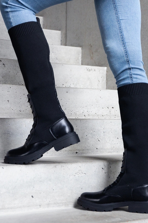 Schwarze Schlupfstiefel mit flexiblem... Schwarze Schlupfstiefel mit flexiblem...