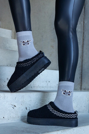 Schwarze Schneestiefel auf...