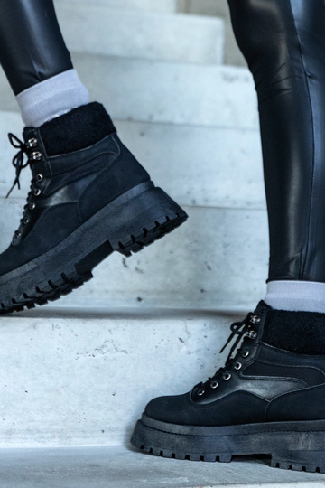 Schwarze Wanderstiefel mit...