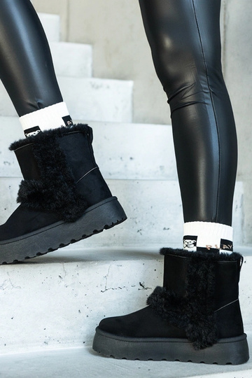 Schwarze Schneestiefel aus Öko-Wildleder auf der Plattform mit Pelz verziert Peters