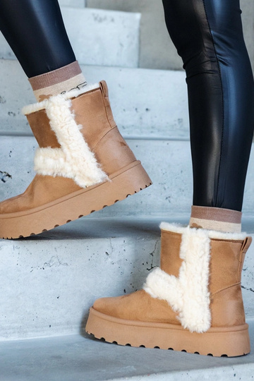 Bottes de neige en éco-suède beige foncé sur la plateforme décorées de fourrure Peters