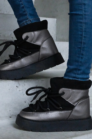 Bottes de neige à plateforme doublées de fourrure noire par Sapphi