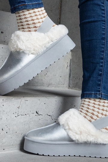 Silberne Plateau-Slipper...