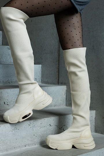 Beige Schlupfstiefel mit elastischem Schaft auf massiver Lokira-Sohle