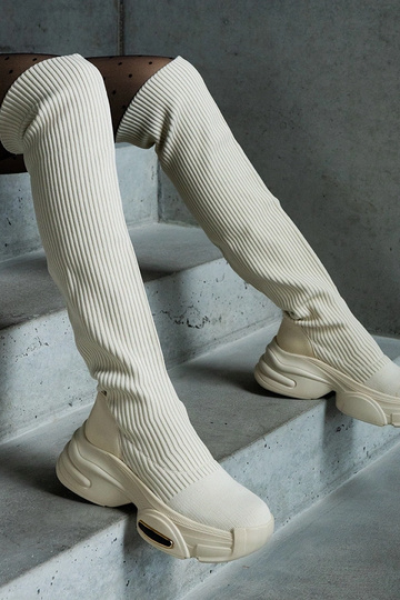 Bottines beiges à enfiler avec tiges élastiques sur une semelle Lokira massive 2