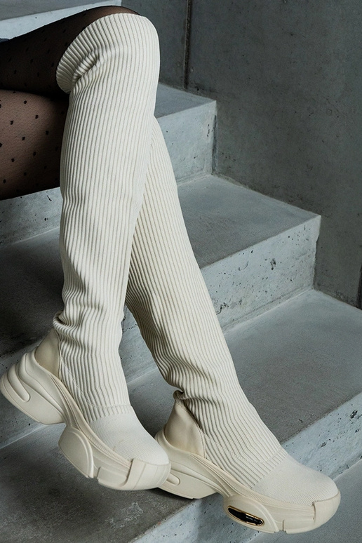 Beige Schlupfstiefel mit elastischem... Beige Schlupfstiefel mit elastischem...