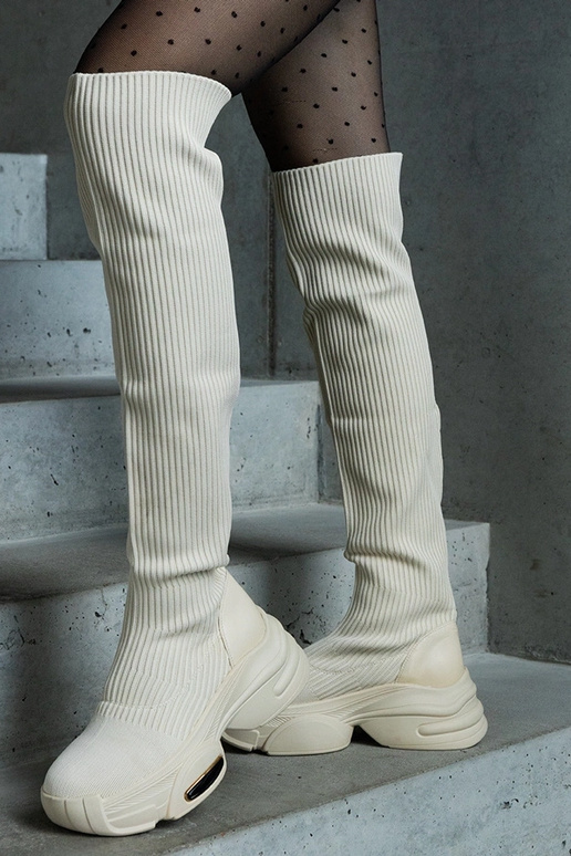 Beige Schlupfstiefel mit elastischem... Beige Schlupfstiefel mit elastischem...